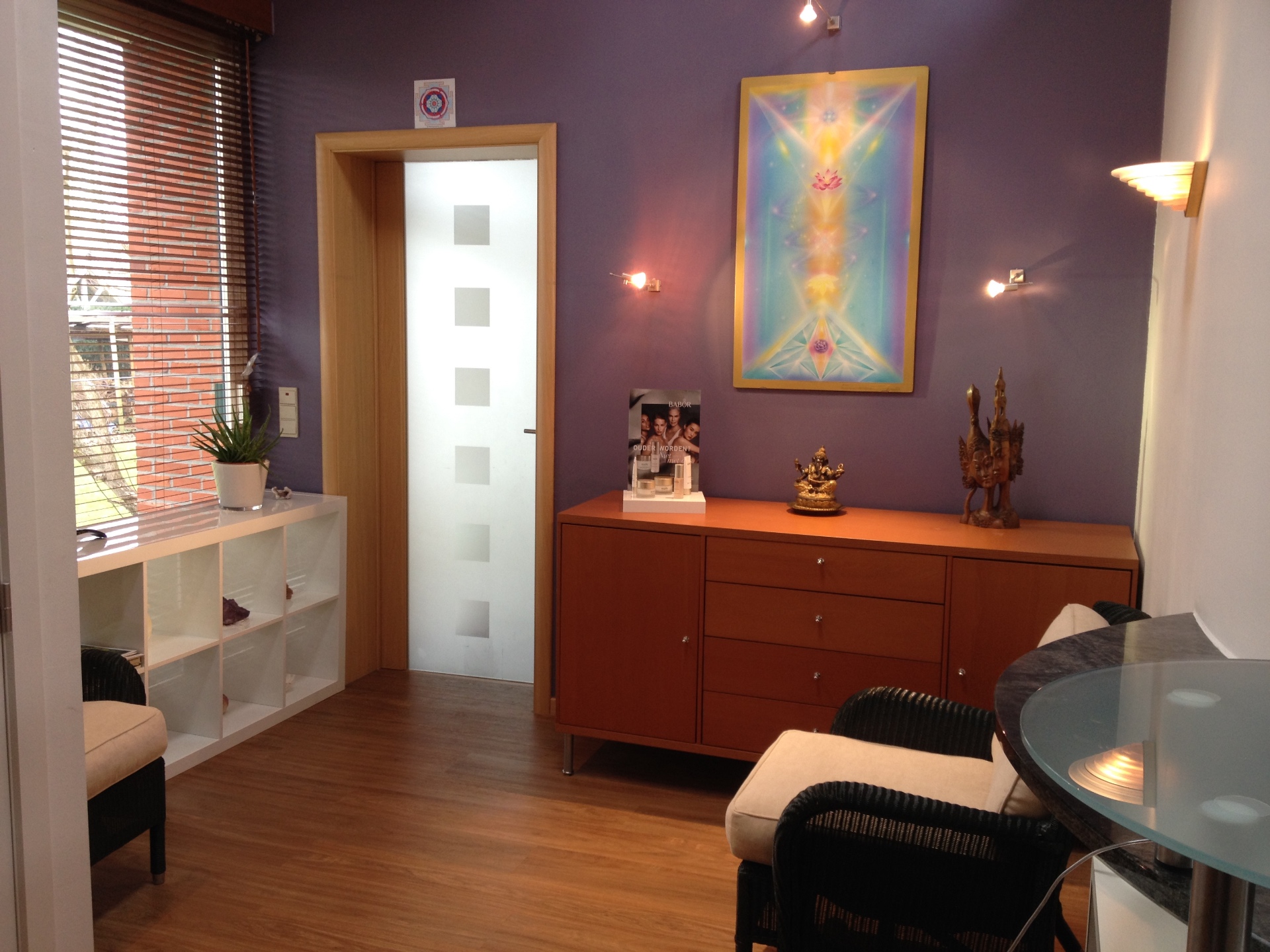 Rustgevende behandelruimte met witte lotus